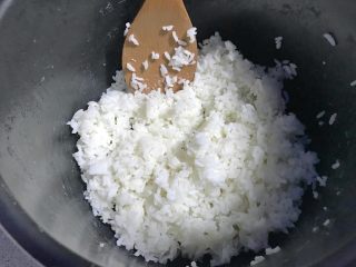 什锦炒饭,剩米饭提前用铲子打散。