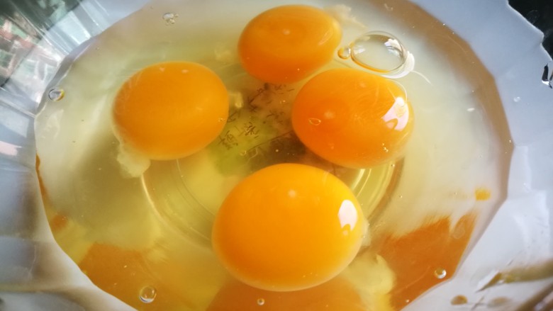 青笋叶炒鸡蛋,打在碗中