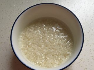 红极参藜麦油条粥,大米洗净