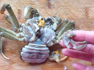 姜葱爆河蟹,拿掉两边的腮和中间位置的心脏