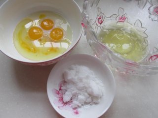 网红豆乳盒子,各种材料称重备用，把蛋清和蛋黄分离。