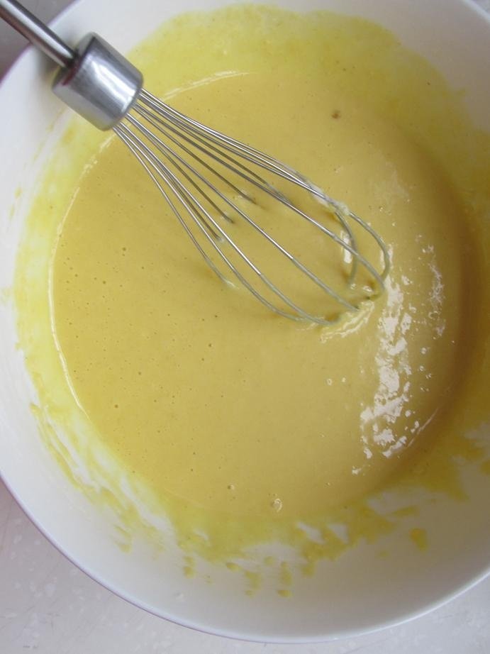 网红豆乳盒子,蛋黄和豆浆，玉米油拌匀，筛入低筋面粉拌匀成蛋黄糊。