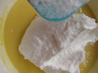 网红豆乳盒子,把蛋白霜粉三次加到蛋黄糊中，每一次都要翻拌均匀在放入下一次。