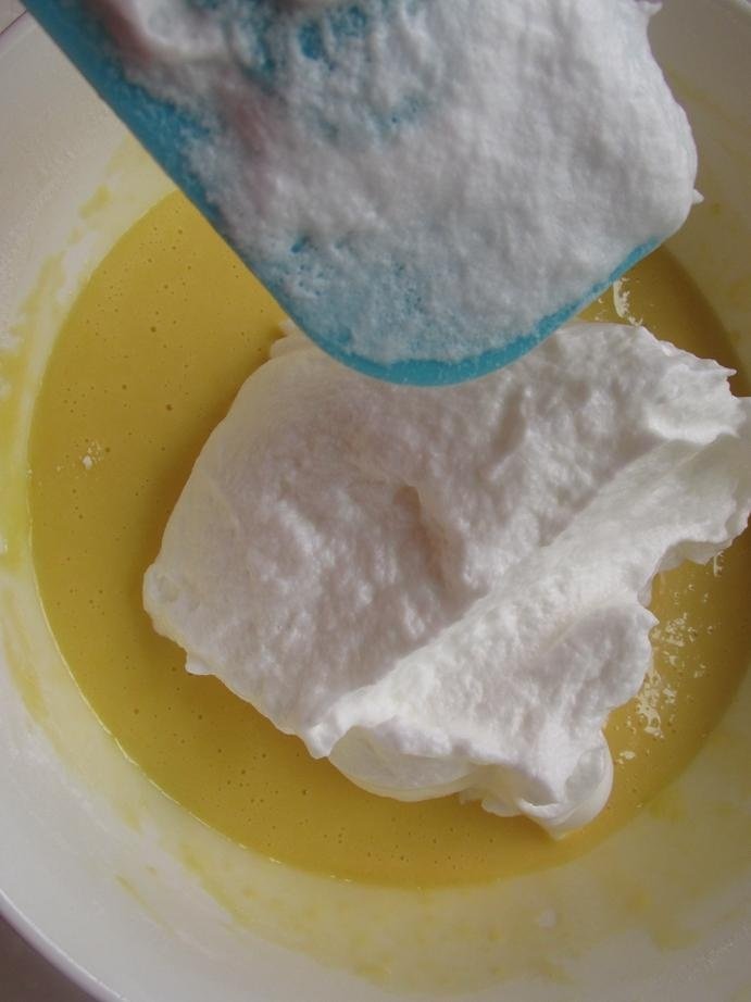 网红豆乳盒子,把蛋白霜粉三次加到蛋黄糊中，每一次都要翻拌均匀在放入下一次。