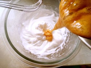蔓越梅花生牛轧糖（麦芽糖版）,加入熬好的糖浆，边加入边打发，糖浆到倒在一旁，避免离打蛋器太近，免得打蛋器卷起糖浆飞溅