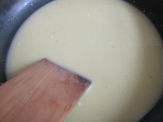 网红豆乳盒子,豆浆加鸡蛋和白糖拌匀，筛入面粉拌匀，过一下筛。