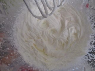 网红豆乳盒子,奶油加白糖打发成能裱花的状态。