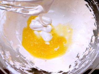 蔓越梅花生牛轧糖（麦芽糖版）,加入融化的黄油，打发均匀