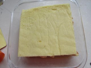 网红豆乳盒子,蛋糕分成4份，把其中一份放入盒中。