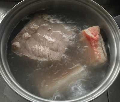 鲜虾四喜肉,放清水锅中煮断生
