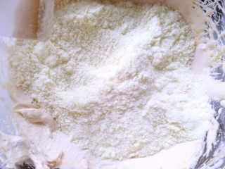 蔓越梅花生牛轧糖（麦芽糖版）,加入奶粉搅拌均匀