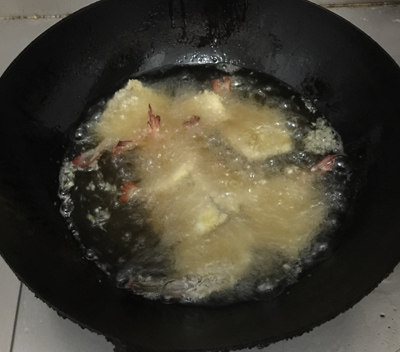 鲜虾四喜肉,下温油中炸金黄色