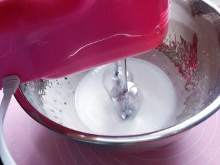 牛奶鸡蛋饼,在蛋清中分三次加入绵白糖，用电动打蛋器低速打发。