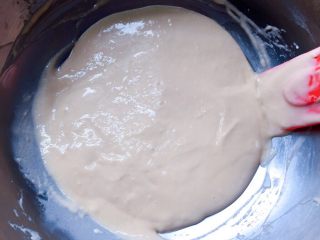 牛奶鸡蛋饼,继续翻拌均匀。