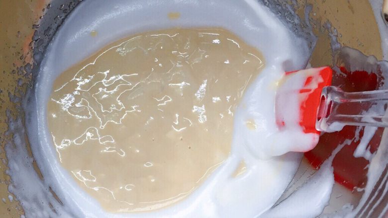 牛奶鸡蛋饼,再将混合好的蛋黄糊全部倒入蛋白霜中。