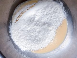 牛奶鸡蛋饼,筛入低筋面粉。