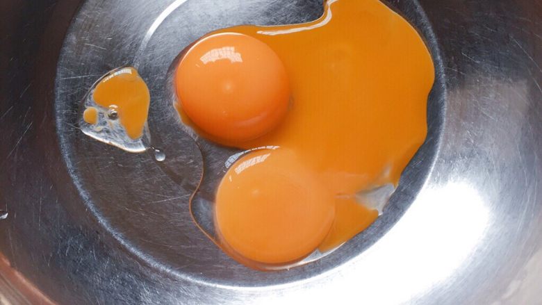 牛奶鸡蛋饼,将蛋黄和蛋清分离。