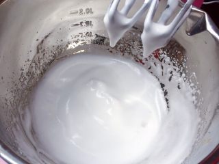 牛奶鸡蛋饼,打发至蛋白越来越细腻，提起一个小弯勾即可。