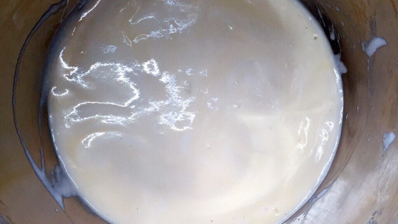 牛奶鸡蛋饼,切拌均匀，是那种比较稀的面糊。