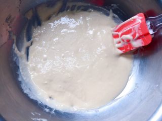 牛奶鸡蛋饼,用硅胶铲翻拌均匀，至无干粉颗粒即可。
