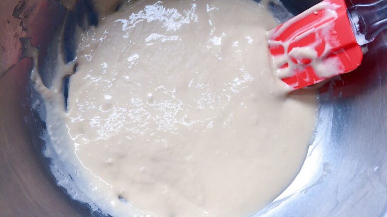 牛奶鸡蛋饼,用硅胶铲翻拌均匀，至无干粉颗粒即可。