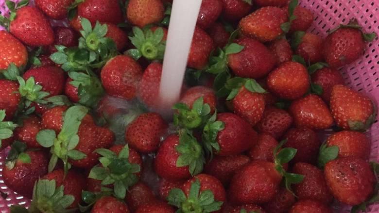 🍓草莓季的草莓酱🍓,以流水冲洗干净，沥干水分。