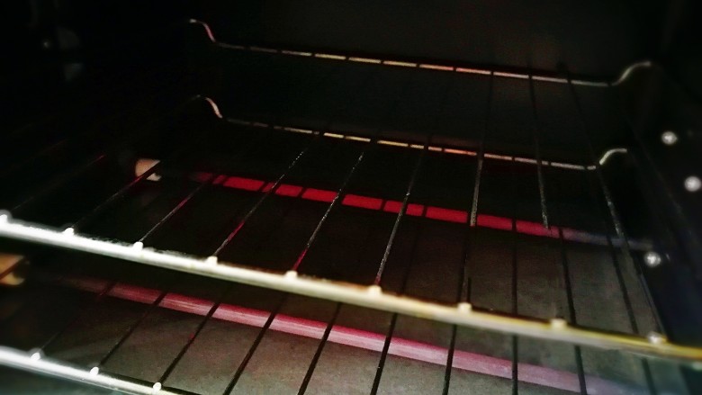 创意菜～香烤黑椒口条,烤箱预热一下 180℃ 烤制五六分钟