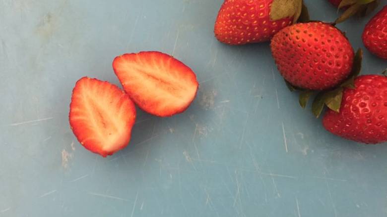 🍓草莓季的草莓酱🍓,去蒂切成块，可以切成4块或者对半，看你要熬成什么结果，如果要容易成酱的就切成4块，如果要草莓酱中有果肉的可以不切，一整个；但如果草莓太大就必须切，不然在熬的过程累死…