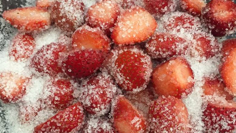 🍓草莓季的草莓酱🍓,接着腌制，草莓放入容器中，加入细砂糖或冰糖，一层草莓一层细砂糖。