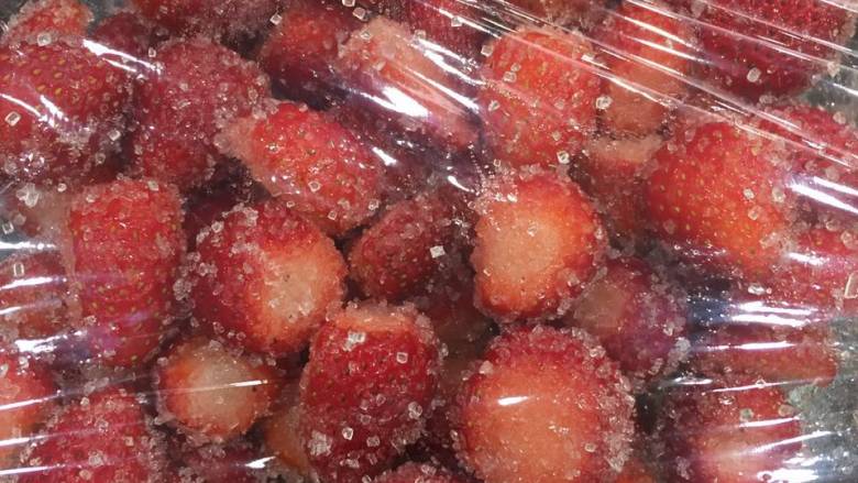 🍓草莓季的草莓酱🍓,草莓和砂糖混合均匀后，敷上保鲜膜，腌制3小时以上，我直接扔冰箱腌过夜。