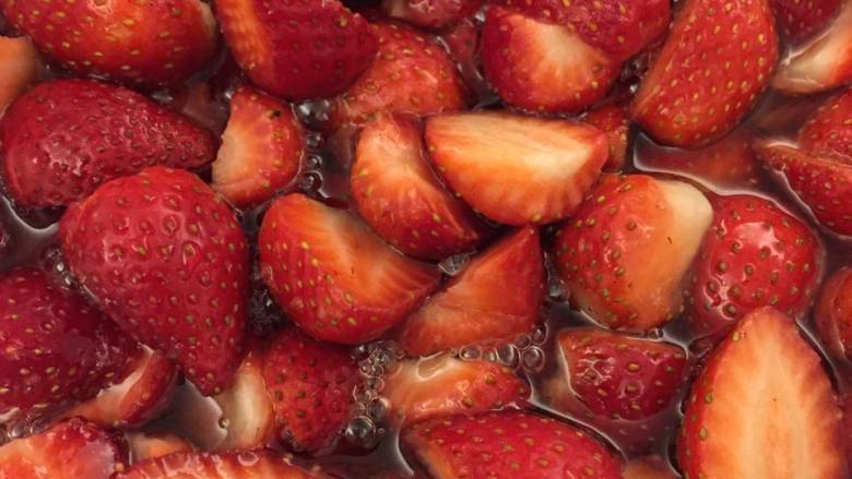 🍓草莓季的草莓酱🍓,腌制好后的草莓，糖已经融成糖浆。