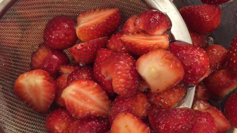 🍓草莓季的草莓酱🍓,捞出草莓。