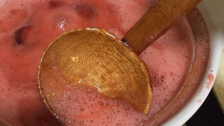 🍓草莓季的草莓酱🍓,小火熬制，出现浮沫捞出。
