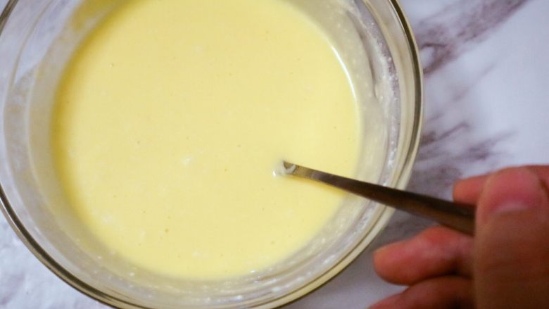 宝宝辅食之奶酪蛋糕,搅拌好的如图，细腻发黄并且具有流动性