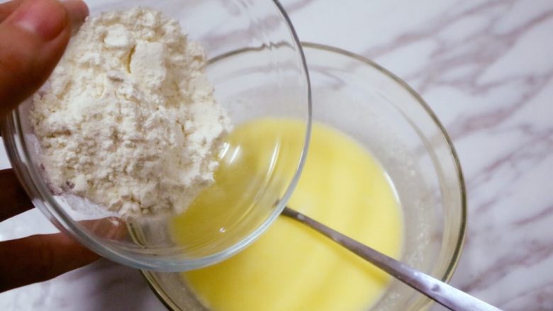 宝宝辅食之奶酪蛋糕,搅拌好的糊表面为黄色黄油会浮在上面，然后倒入15g面粉，搅拌到无颗粒