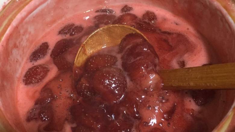🍓草莓季的草莓酱🍓,试甜度，如果不够甜适量再加点糖。