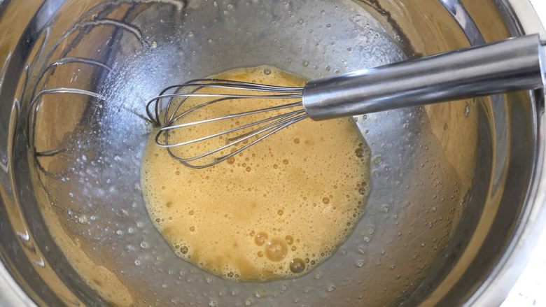 抹茶蜜豆毛巾卷,用打蛋器搅打均匀