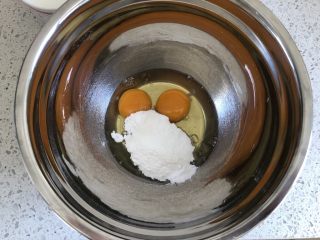 抹茶蜜豆毛巾卷,鸡蛋打入容器内，滴入4滴柠檬汁，倒入糖粉