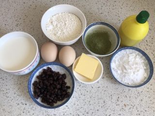 抹茶蜜豆毛巾卷,准备好材料，千层皮需要的糖粉提前用细砂糖磨成粉，或者现成的也可以