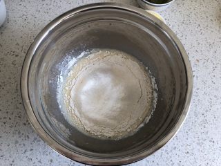 抹茶蜜豆毛巾卷,低筋面粉用面粉筛过筛到蛋液牛奶中，用打蛋器搅拌均匀