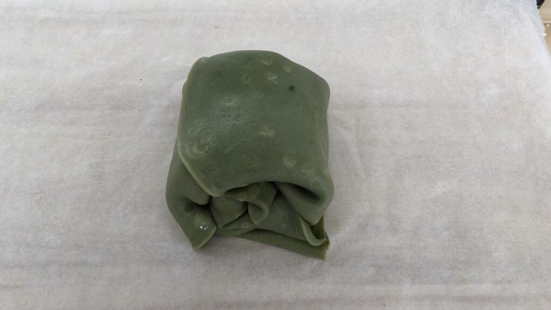 抹茶蜜豆毛巾卷,卷好的毛巾卷，很像毛巾哈，放入冰箱冷藏1小时以上