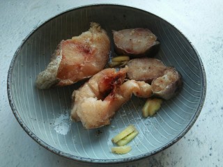 椒香煎鳕鱼,拌匀，腌制15分钟