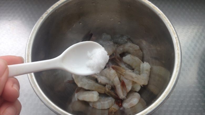 软炸虾,清洗干净后沥干加盐