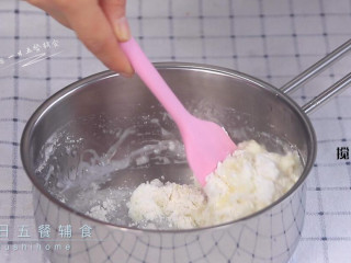 宝宝手指泡芙,微微沸腾后关火，迅速倒入面粉奶粉混合物，搅拌成细腻均匀的熟面团。
>>奶粉是提香的，没有可以不加。
