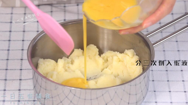 宝宝手指泡芙,面团放凉后，鸡蛋打散，分三次倒入蛋液，每次面团吸收了蛋液再加下一次。
>>别在面团很烫的时候就加蛋液，等面团凉下来有点温热了再加。