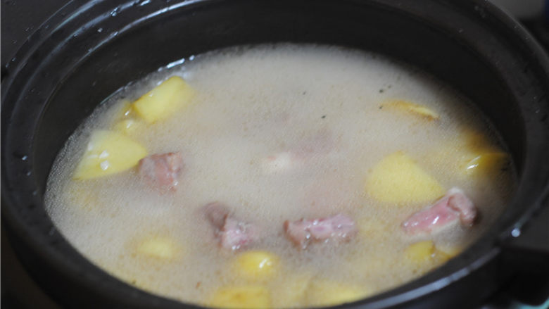腊肉排骨放,将炒好排骨和土豆块倒入米饭里，拌均匀，盖上锅盖