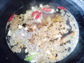 羊杂蔬菜汤,锅烧开后加入羊杂