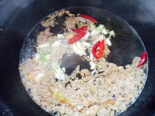 羊杂蔬菜汤,接着加入葱姜蒜辣椒，然后加入盐，酱油，醋，味精调味