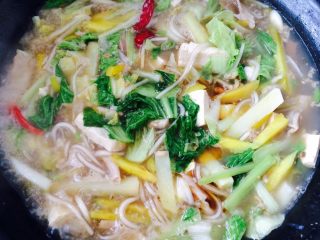 羊杂蔬菜汤,搅拌均匀，加点香油，锅开后就可以吃了