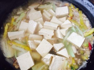 羊杂蔬菜汤,土豆熟了之后放入豆腐，白菜帮接着熬